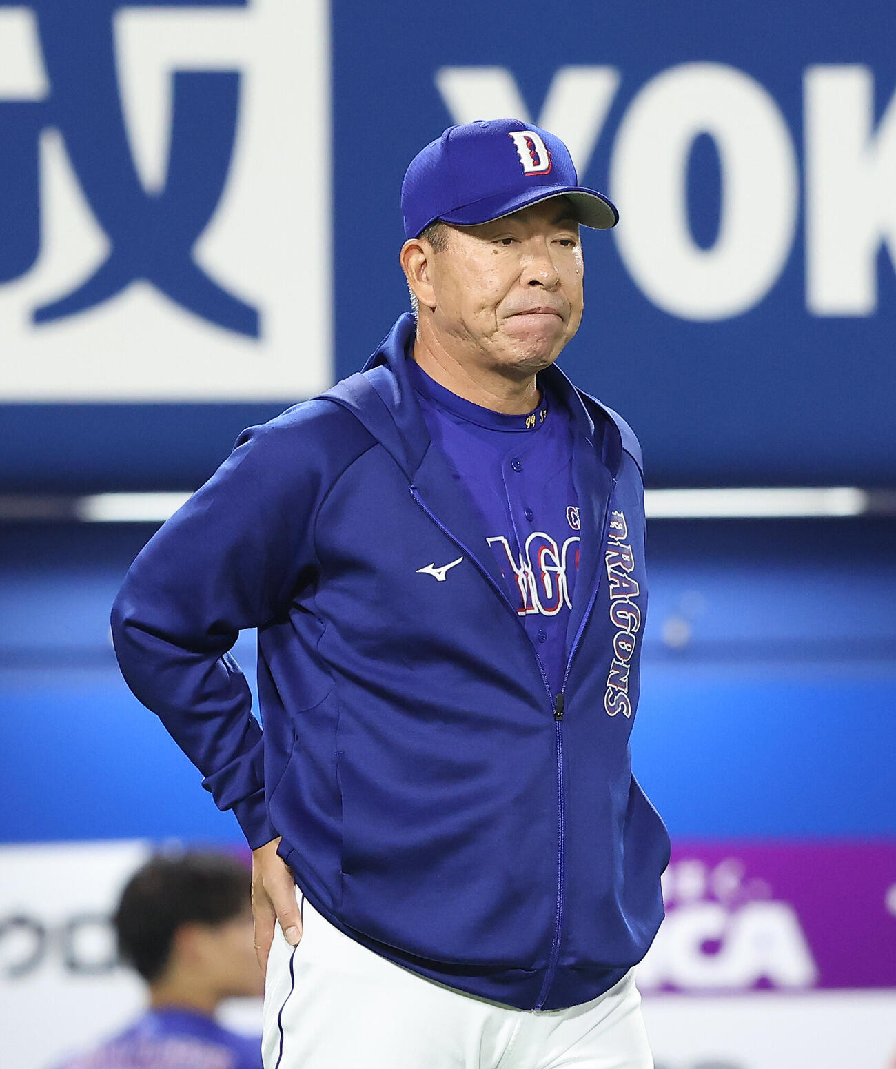 DeNA対中日　8回表を終え、選手交代を告げる井上一樹監督（撮影・河田真司）
