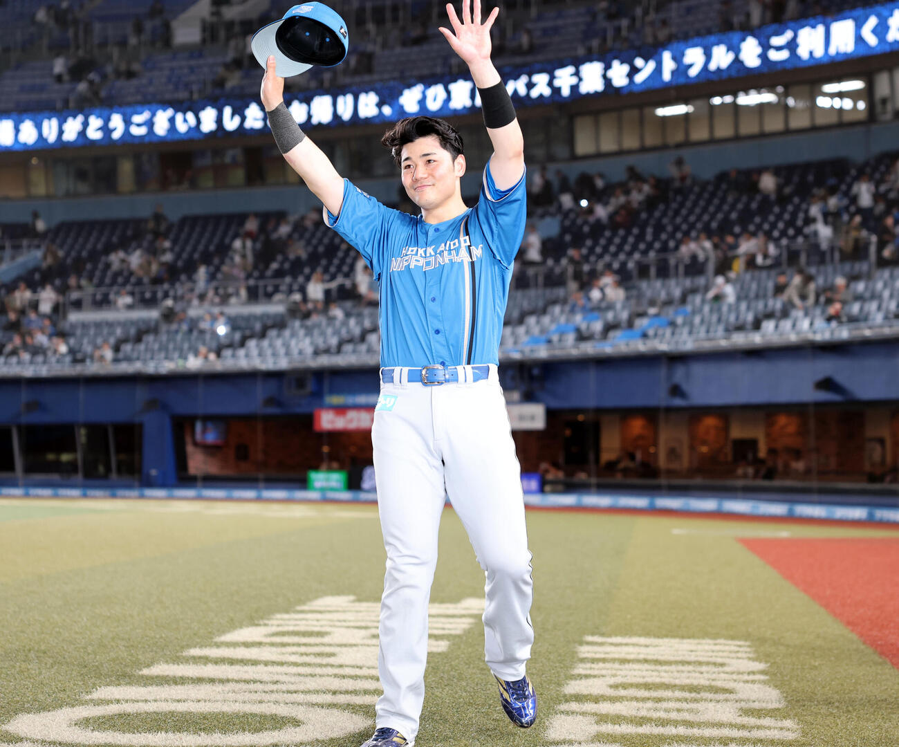 ロッテ対日本ハム　ヒーローインタビューで笑顔で手を振るる日本ハム清宮幸太郎　（撮影・浅見桂子）