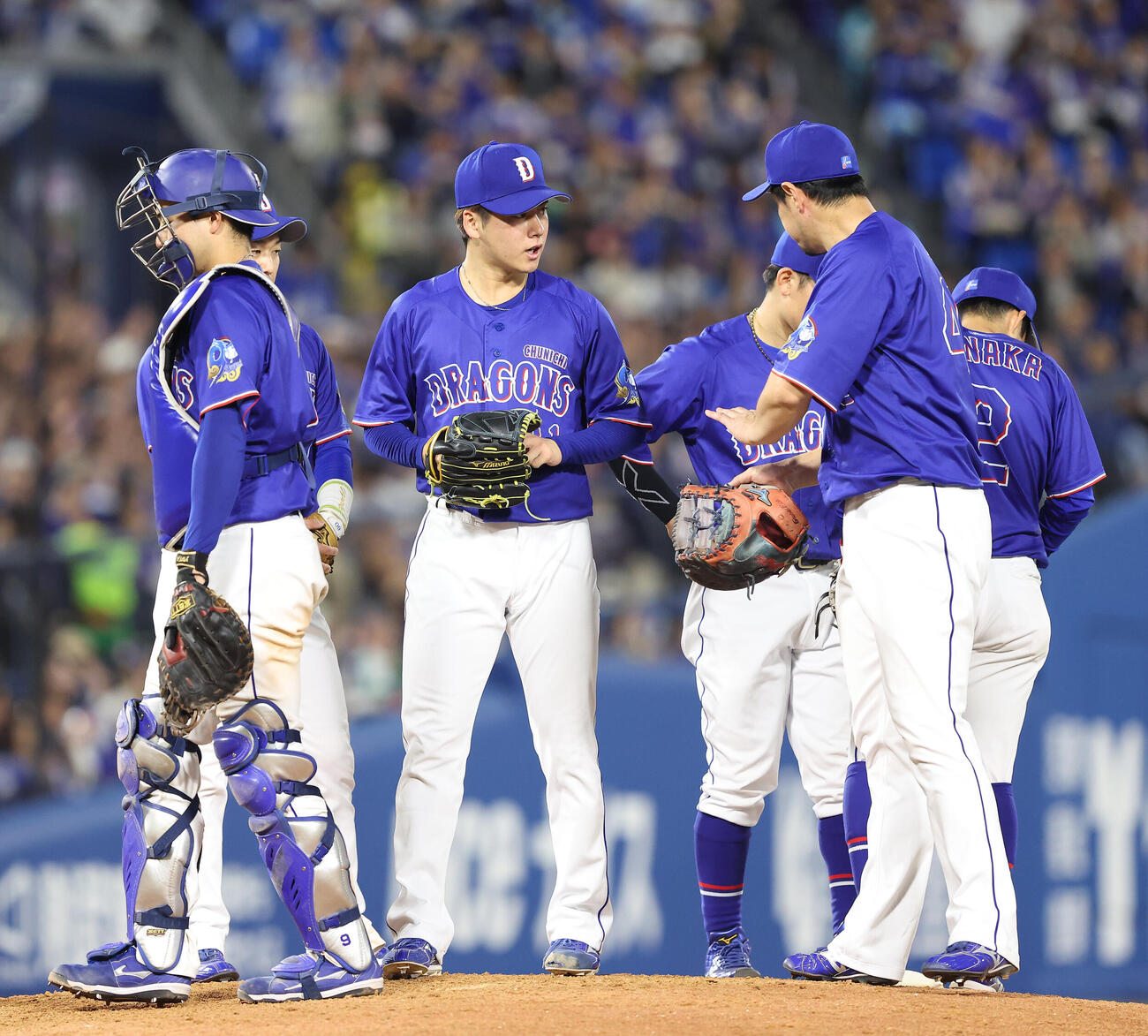 DeNA対中日　5回裏、マウンドに集まる金丸夢斗（中央）ら中日ナイン（撮影・河田真司）
