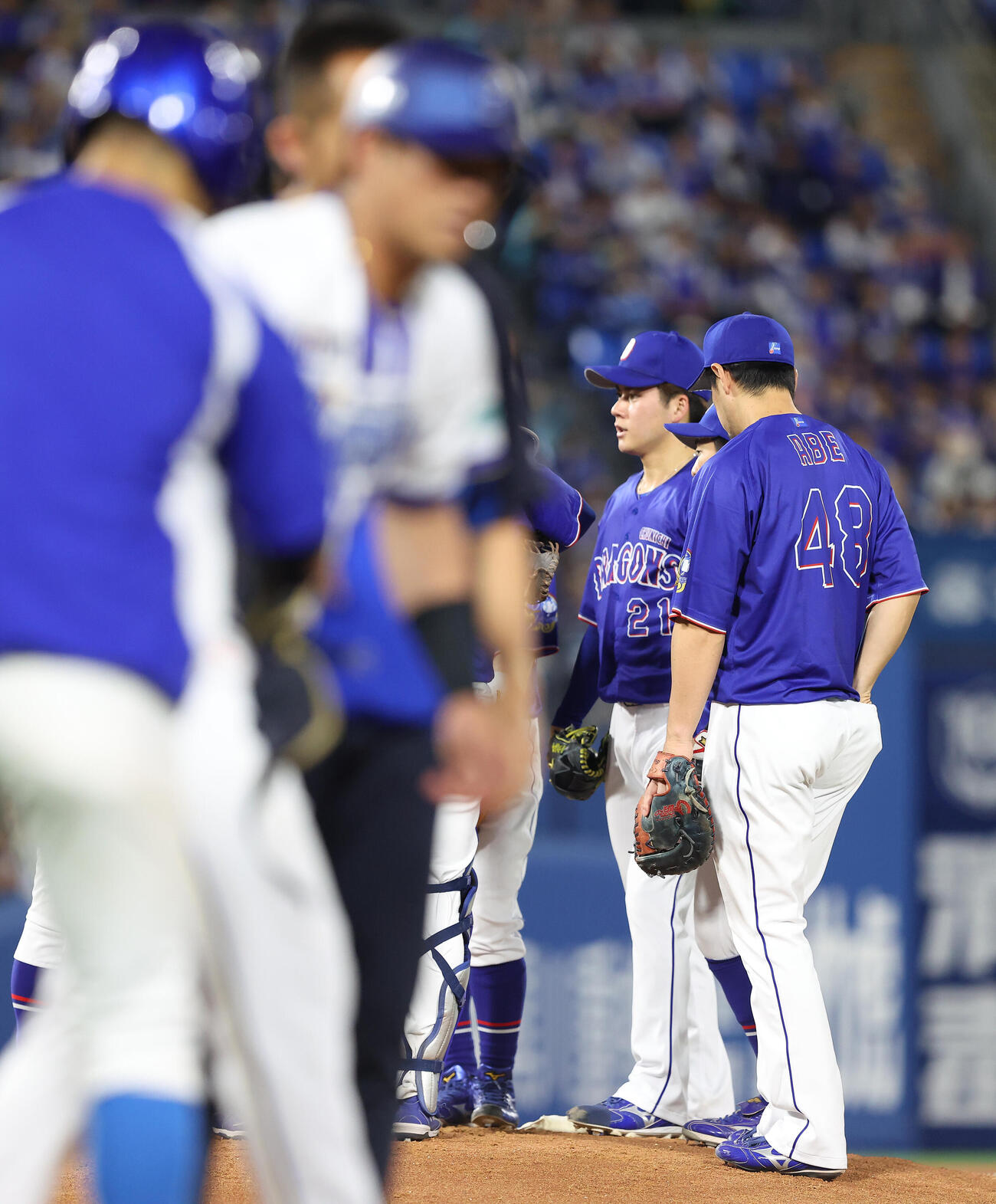 DeNA対中日　3回裏、マウンドに集まる中日ナイン（撮影・河田真司）