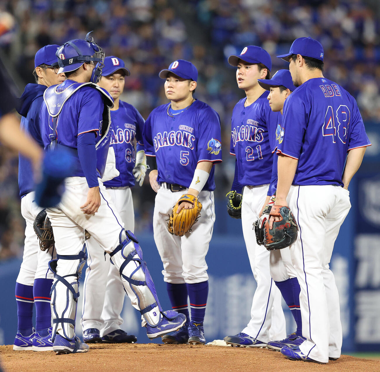 DeNA対中日　3回裏、マウンドに集まる中日ナイン（撮影・河田真司）