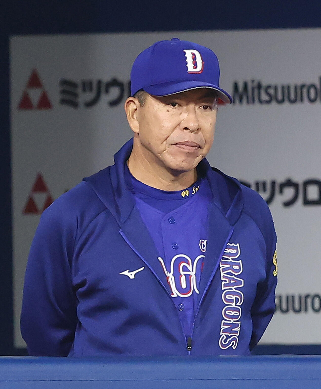DeNA対中日　4回表、戦況を見守る井上一樹監督（撮影・河田真司）