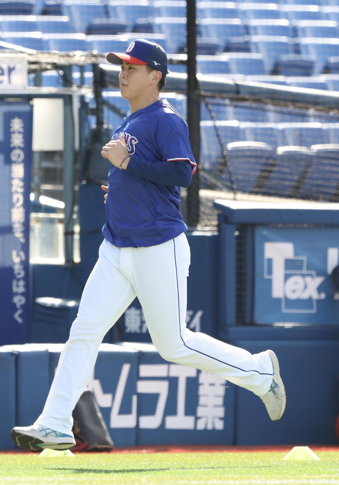 DeNA対中日　試合前、ウオーミングアップする中日中西聖輝（撮影・河田真司）