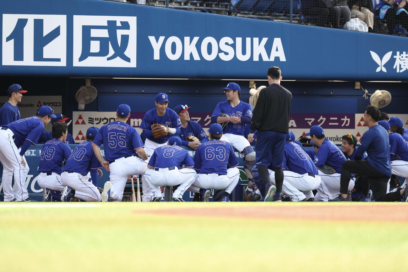 DeNA対中日　試合前円陣を組む中日ナイン（撮影・河田真司）