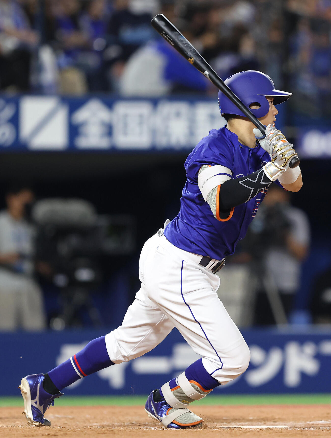 DeNA対中日　9回表中日1死一、二塁、内野安打を放つ村松開人（撮影・河田真司）