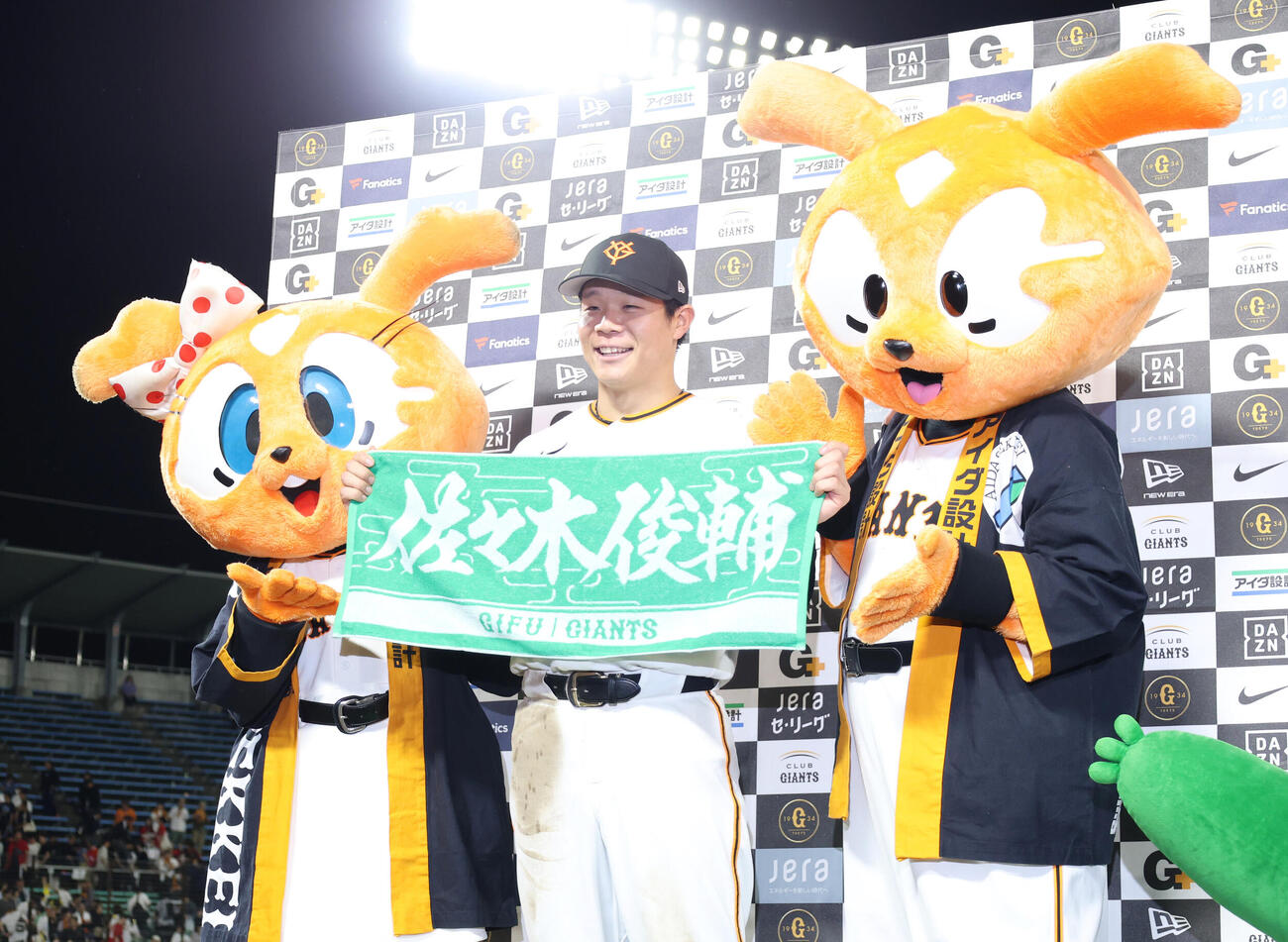 巨人対広島　サヨナラ2点本塁打を放ち笑顔を見せる佐々木俊輔（撮影・増田悦実）