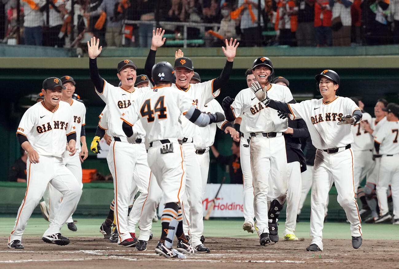 巨人対広島　9回裏巨人無死一塁、サヨナラ2点本塁打を放った佐々木俊輔を迎えるナイン（撮影・たえ見朱実）