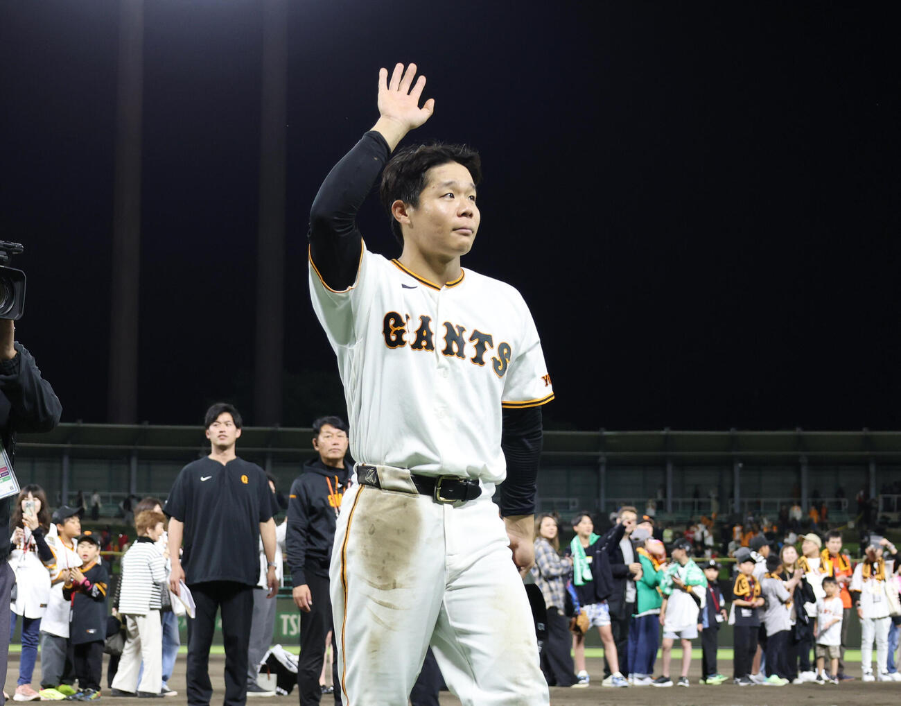 巨人対広島　観客に手を振りながら引き揚げる佐々木俊輔（撮影・増田悦実）