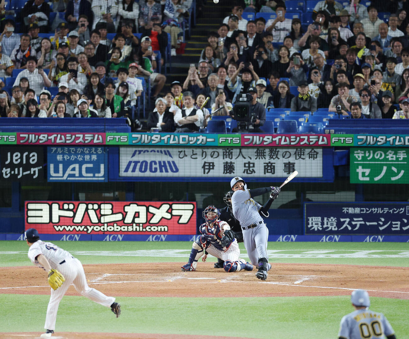 ヤクルト対阪神　9回表阪神1死満塁、満塁本塁打を放つ森下翔太。投手拓也（撮影・宮地輝）