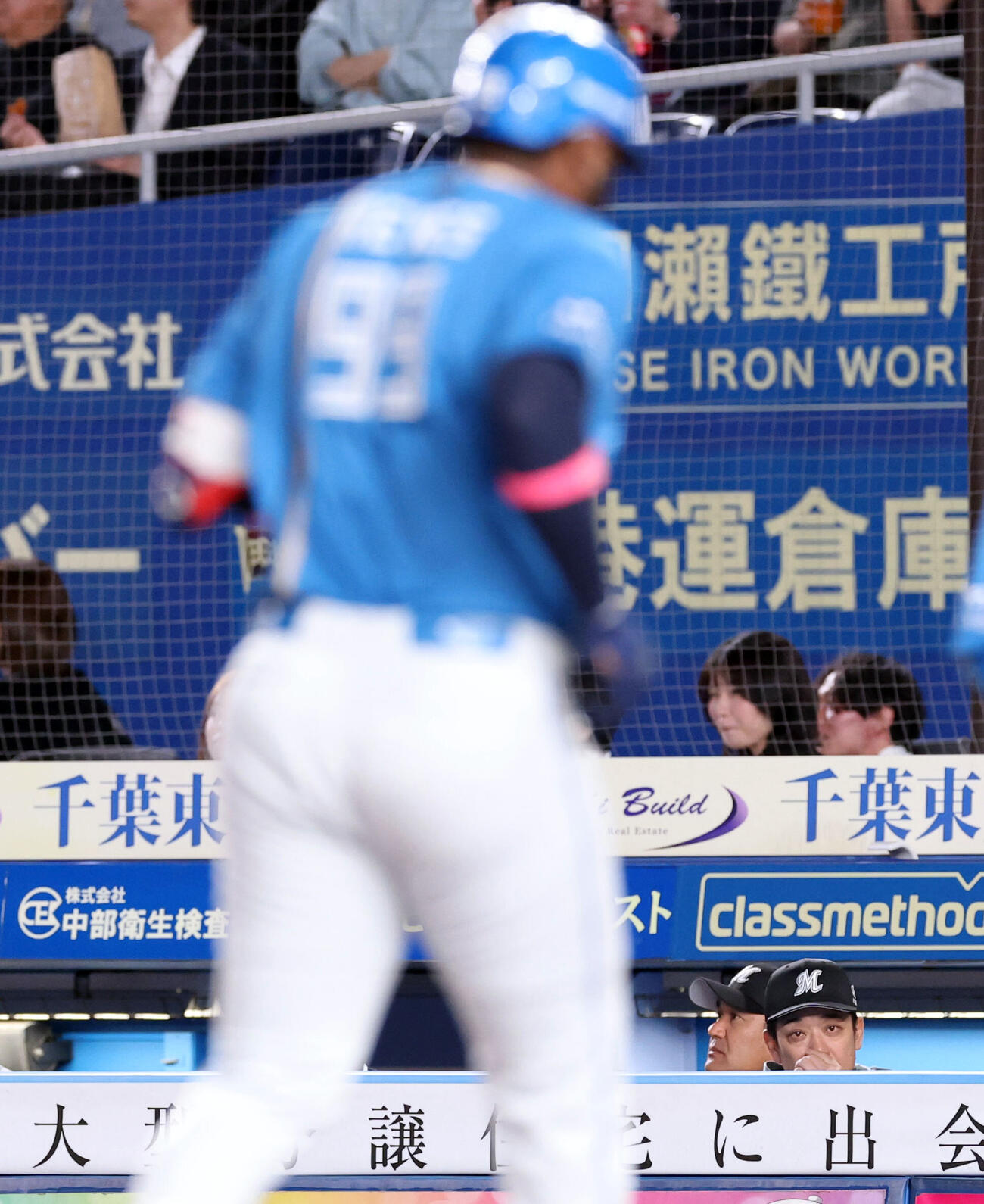 ロッテ対日本ハム　4回表日本ハム無死、レイエス（手前）に右越えソロ本塁打を許し、厳しい表情で見つめるサブロー監督（右下）　（撮影・浅見桂子）