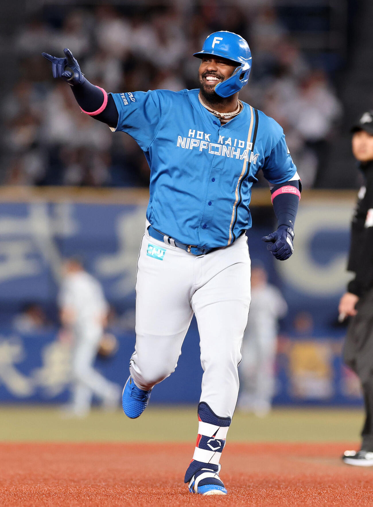 ロッテ対日本ハム　4回表日本ハム無死、レイエスは右越えソロ本塁打を放ちスタンドを指さし笑顔　（撮影・浅見桂子）