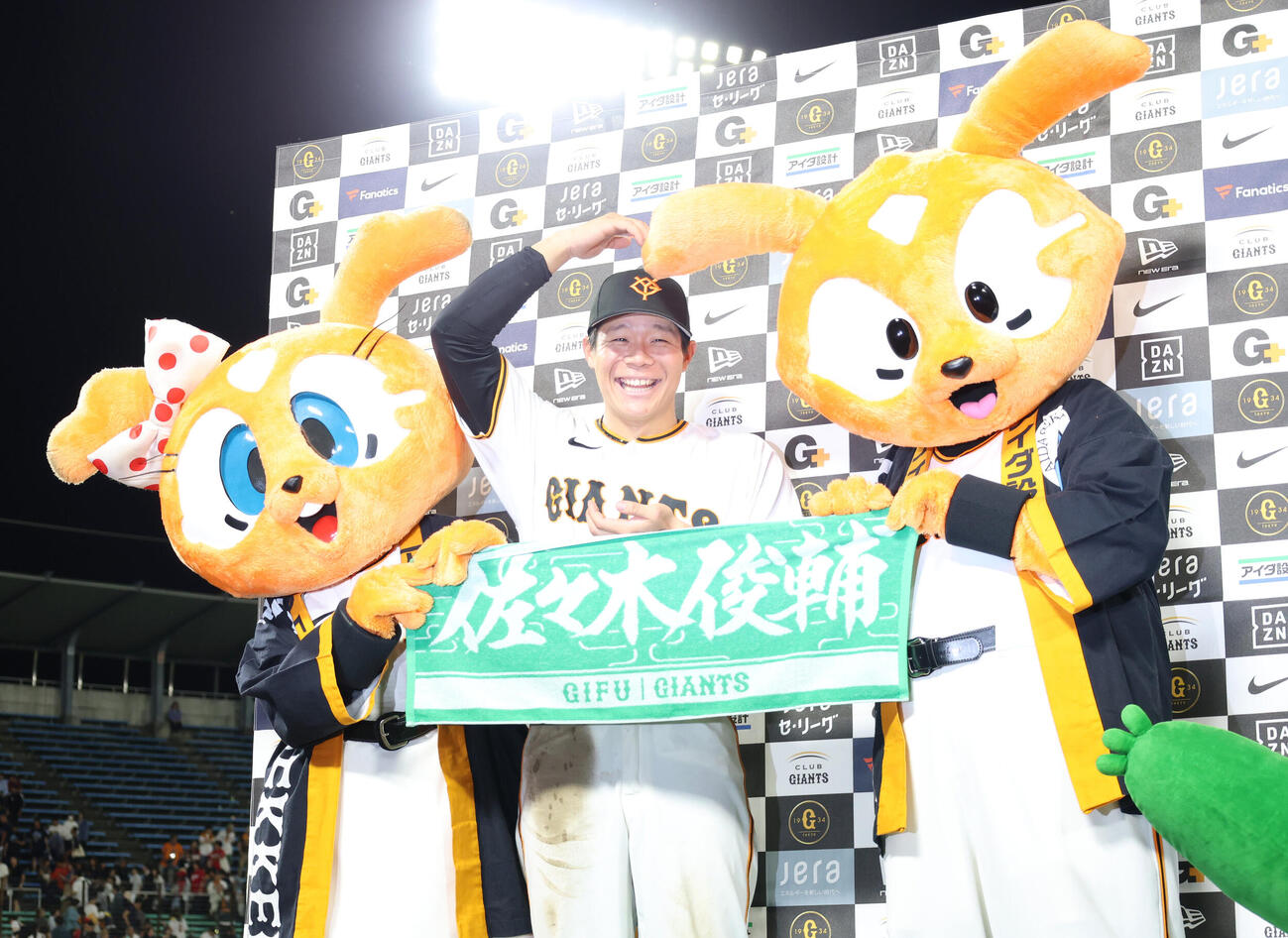 巨人対広島　サヨナラ2点本塁打を放ちヒーローになった佐々木俊輔はサルポーズをする（撮影・増田悦実）