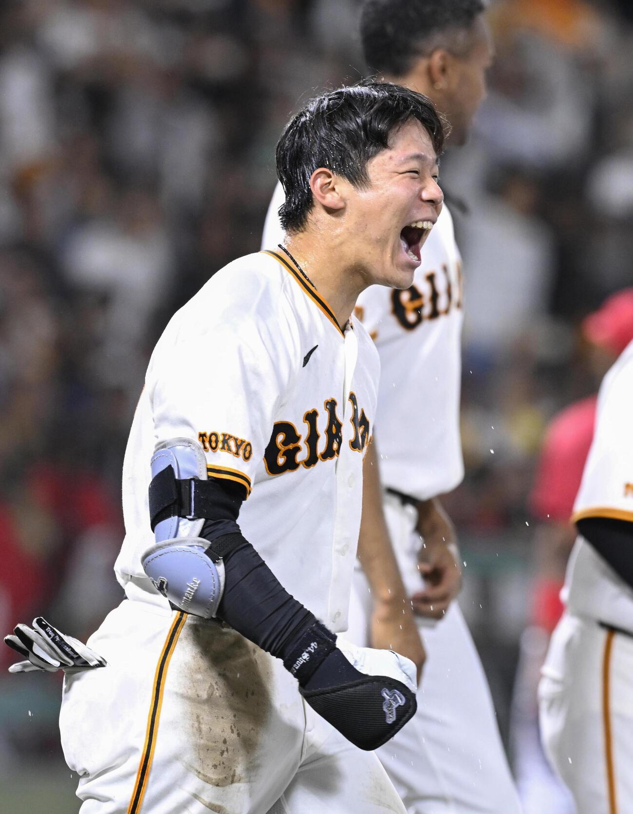 広島に勝利し雄たけびを上げる、サヨナラ2ランを放った巨人・佐々木＝ぎふしん長良川