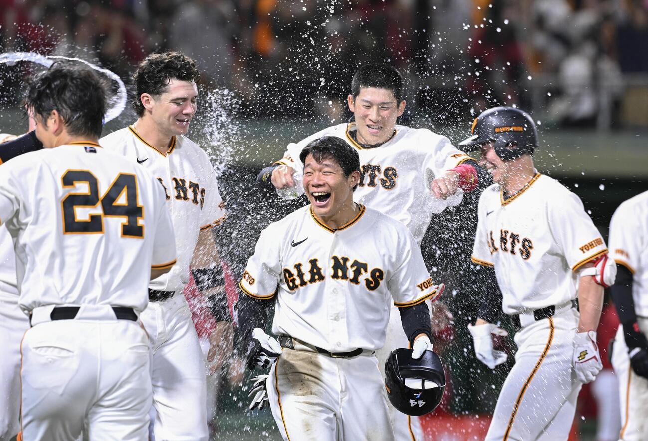 9回、サヨナラ2ランを放ち祝福される巨人・佐々木（中央）＝ぎふしん長良川