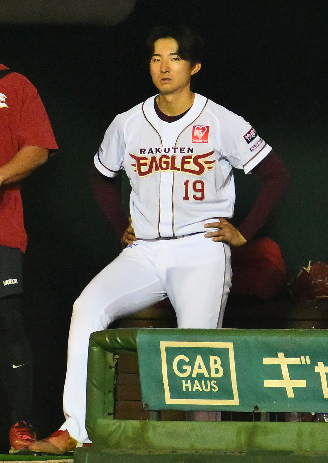 楽天対オリックス　6回裏、ベンチで浮かない表情の楽天先発の荘司康誠（撮影・滝沢徹郎）　