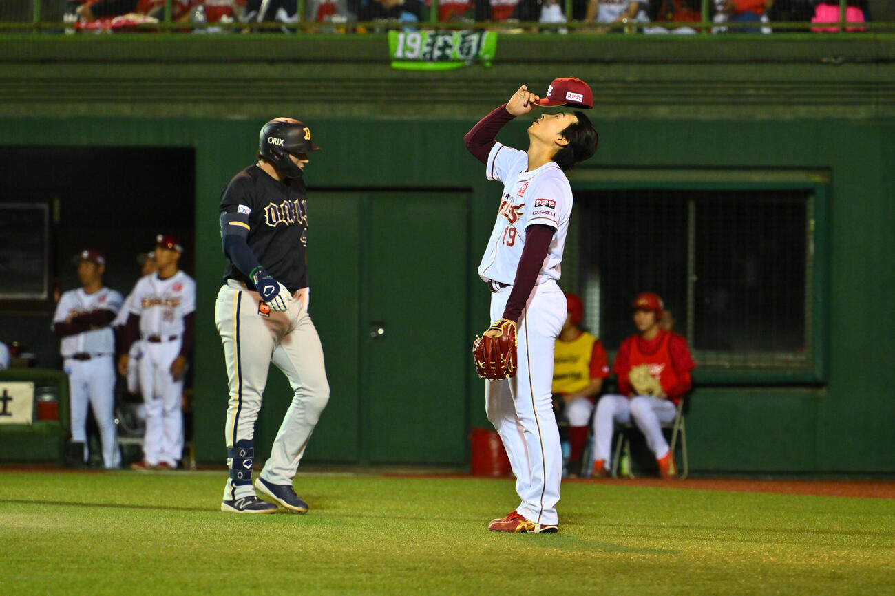 楽天対オリックス　4回表オリックス2死二塁、太田椋に適時打を許した荘司康誠（右）（撮影・滝沢徹郎）