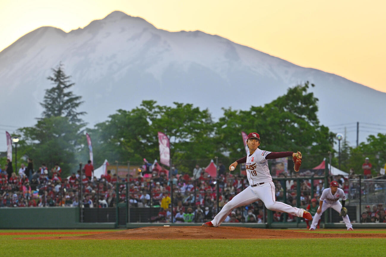 楽天対オリックス　岩木山を背に力投する楽天先発の荘司康誠（撮影・滝沢徹郎）
