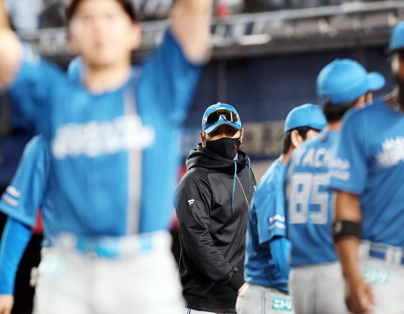 ロッテ対日本ハム　勝利を決め、引き揚げる日本ハム新庄剛志監督（中央）　（撮影・浅見桂子）