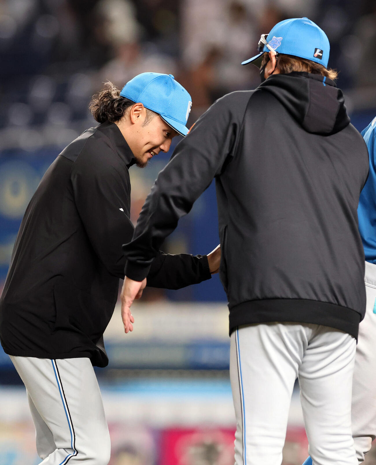 ロッテ対日本ハム　4勝目を挙げた日本ハム伊藤大海は新庄剛志監督とハイタッチ　（撮影・浅見桂子）
