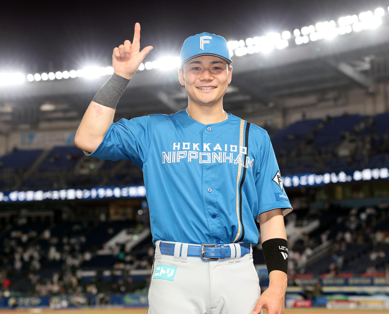 ロッテ対日本ハム　ヒーローインタビューで笑顔でポーズをとる日本ハム清宮幸太郎　（撮影・浅見桂子）