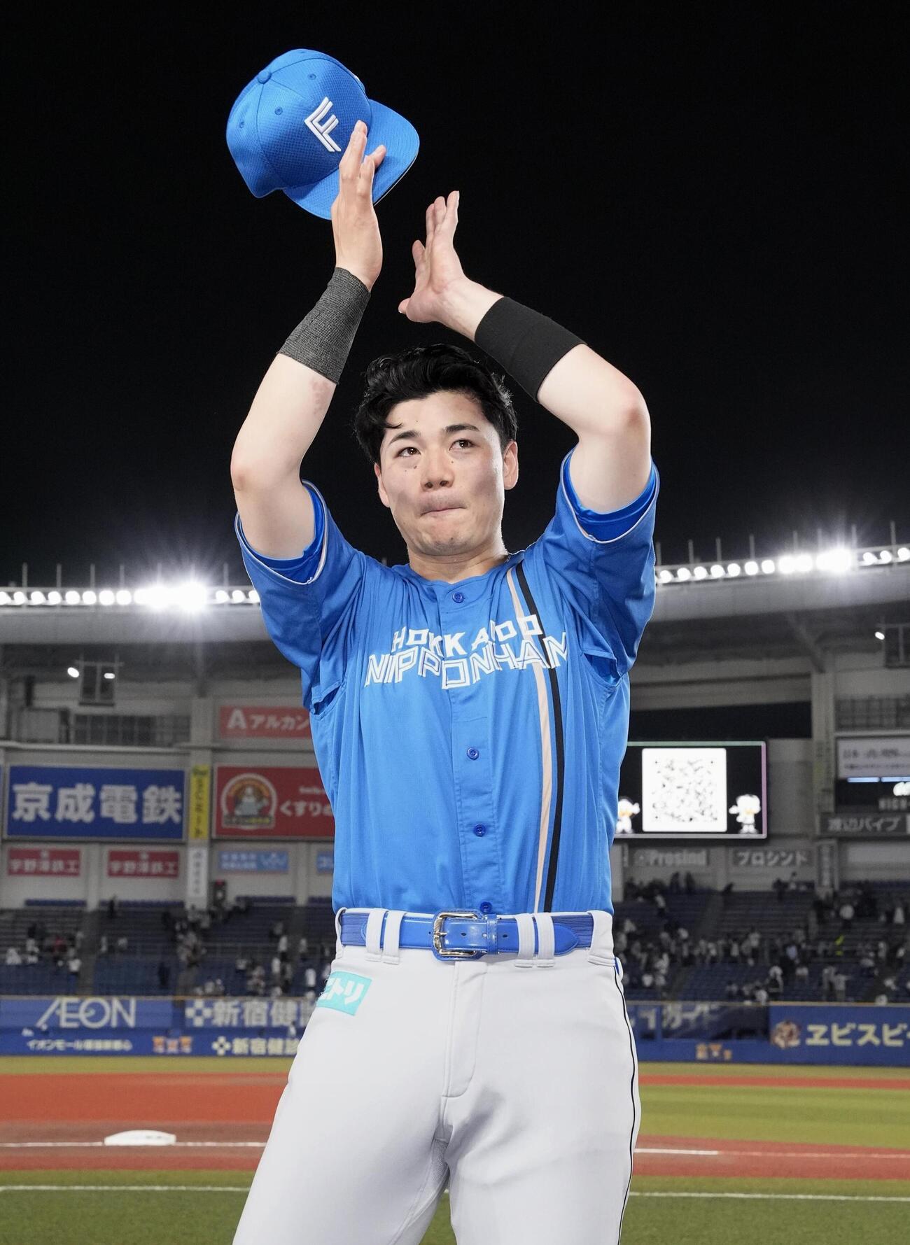 ヒーローインタビューを終え、スタンドの歓声に応える日本ハム・清宮幸＝ZOZOマリン