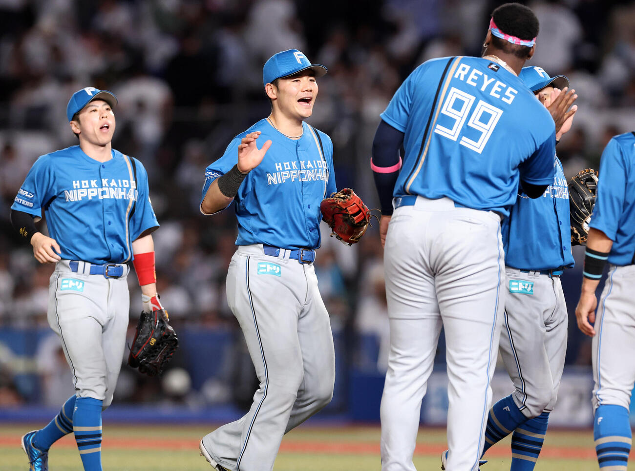 ロッテ対日本ハム　連勝し、ハイタッチで喜び合う清宮幸太郎（中央）ら日本ハムの選手たち　（撮影・浅見桂子）