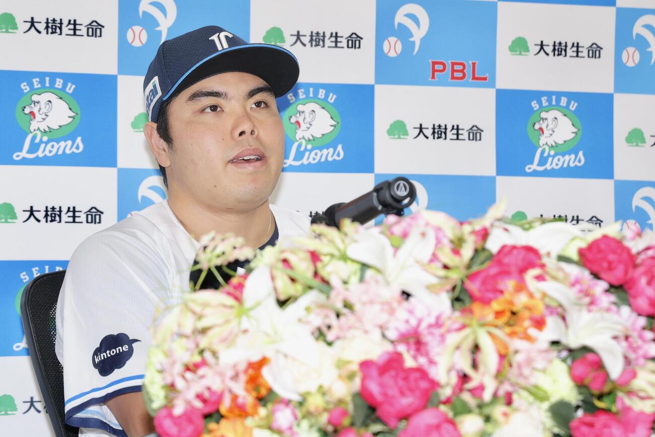 質問に答える西武平良海馬（撮影・河田真司）