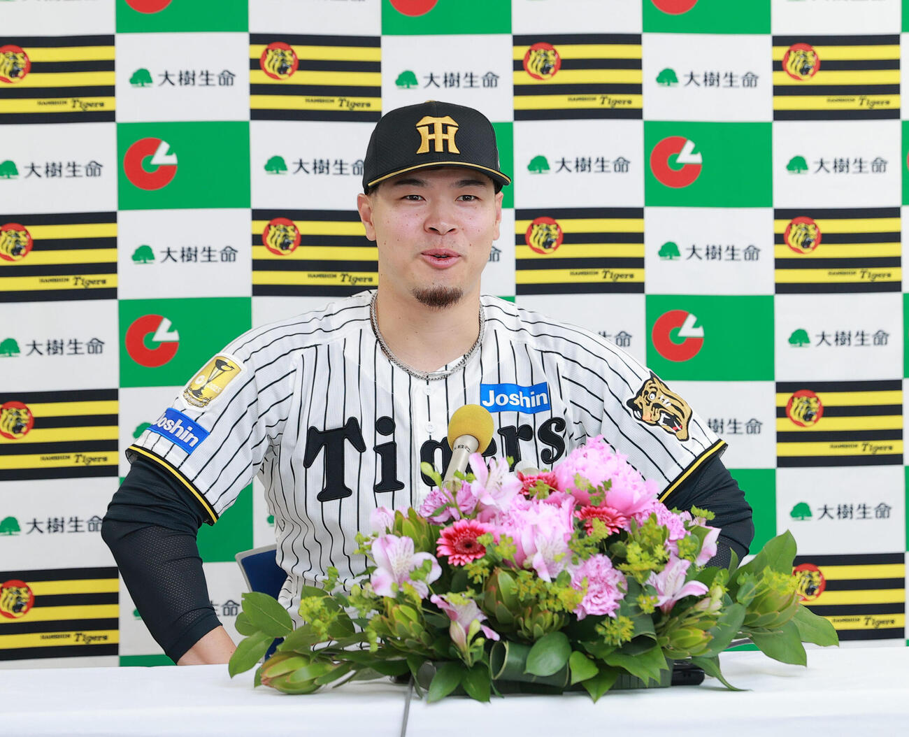 3、4月度「大樹生命月間MVP賞」を受賞し喜びを語る阪神佐藤輝明（撮影・上山淳一）