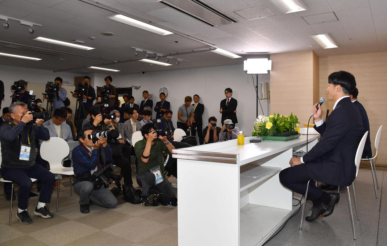 DeNAからトレードで入団し、会見を行うソフトバンク山本祐大（撮影・岩下翔太）