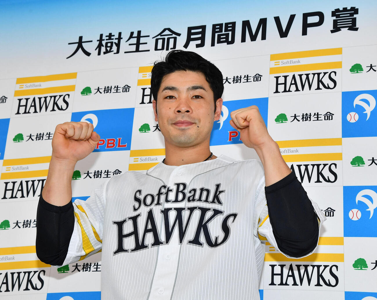 3、4月度の大樹生命月間MVP賞を受賞したソフトバンク近藤健介（撮影・岩下翔太）
