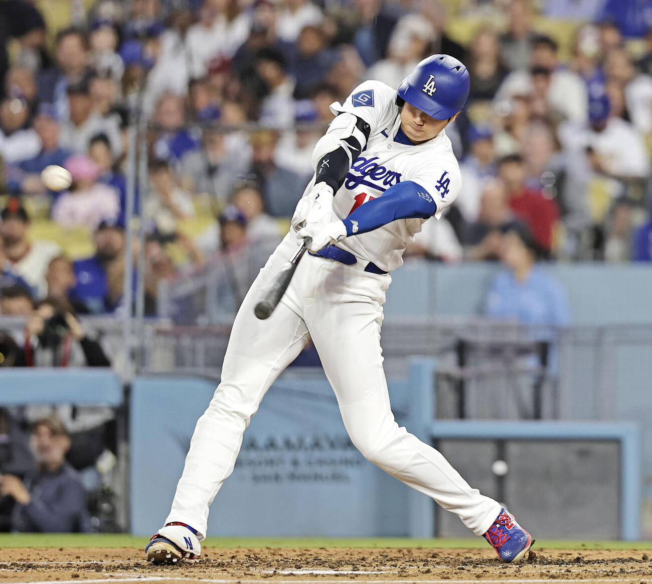 ジャイアンツ戦の3回、7号ソロを放つドジャース大谷（共同）