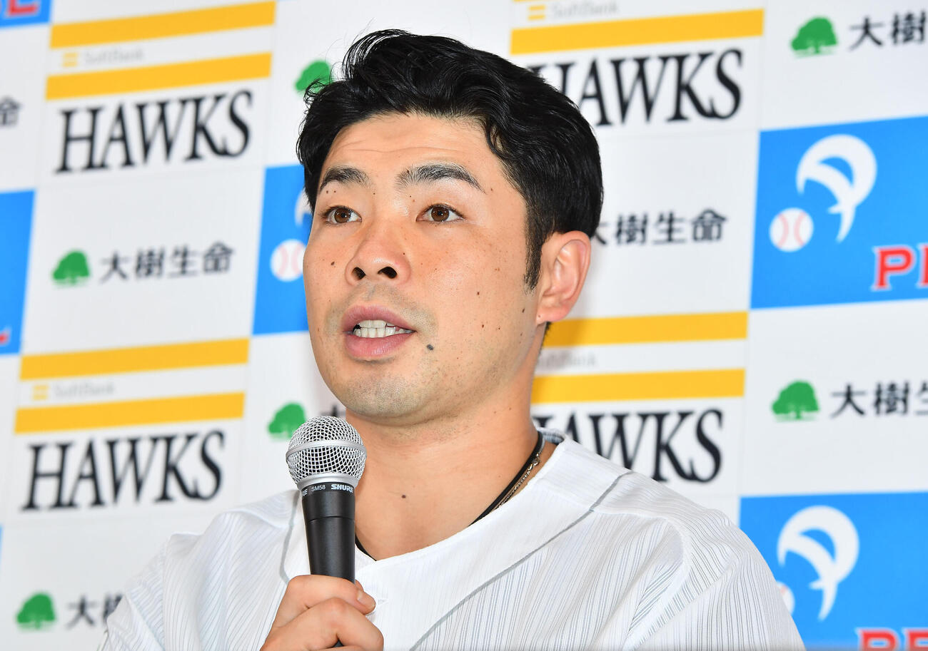 3、4月度の大樹生命月間MVP賞を受賞したソフトバンク近藤健介（撮影・岩下翔太）