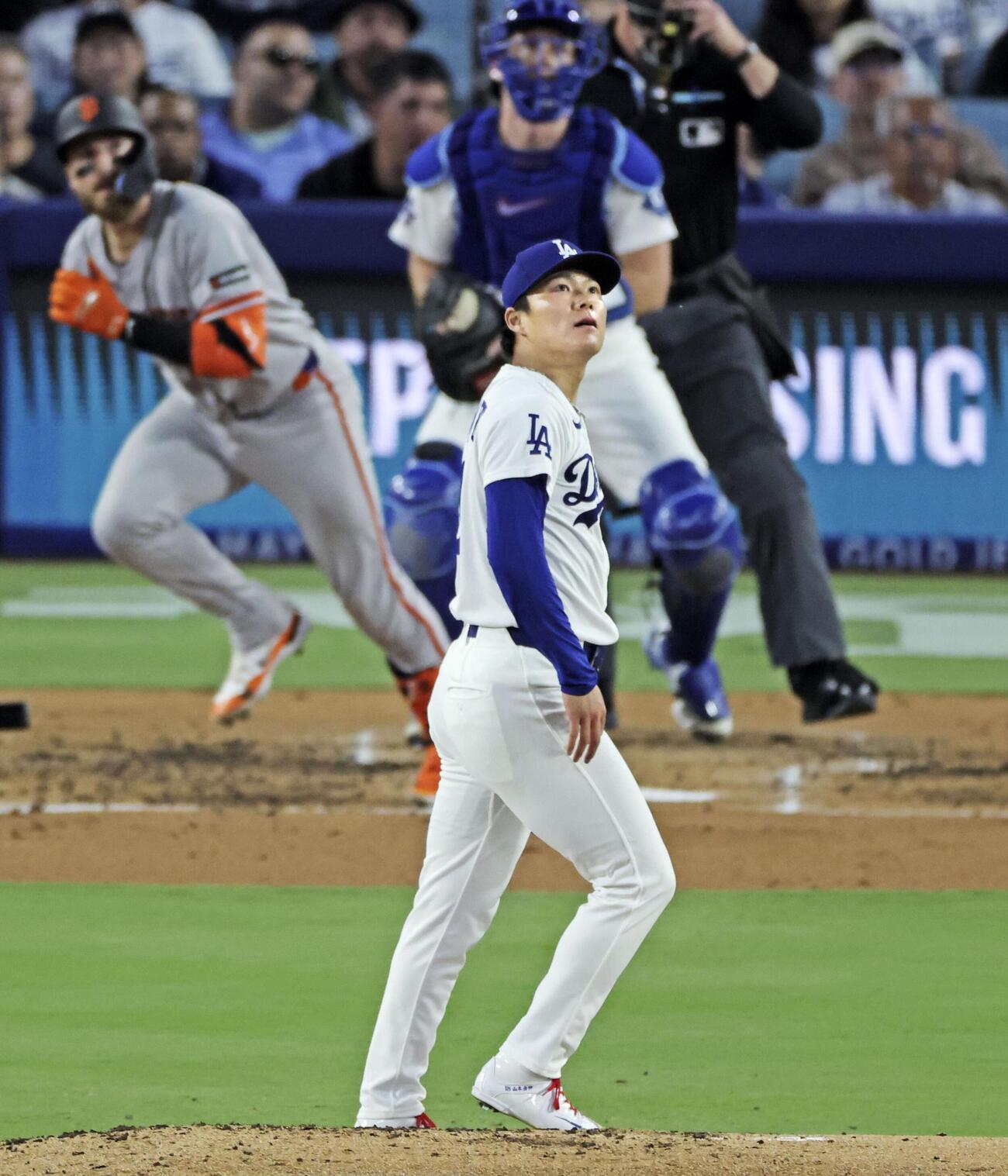ジャイアンツ戦の3回、ハースに本塁打を打たれたドジャース山本（共同）
