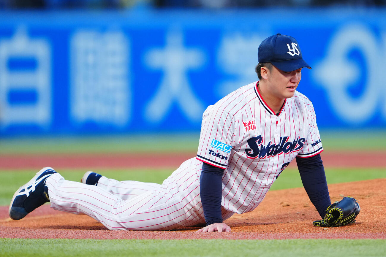 ヤクルト対阪神　1回表阪神1死、佐藤輝明の打球が直撃し倒れ込む吉村貢司郎（2026年5月12日撮影）