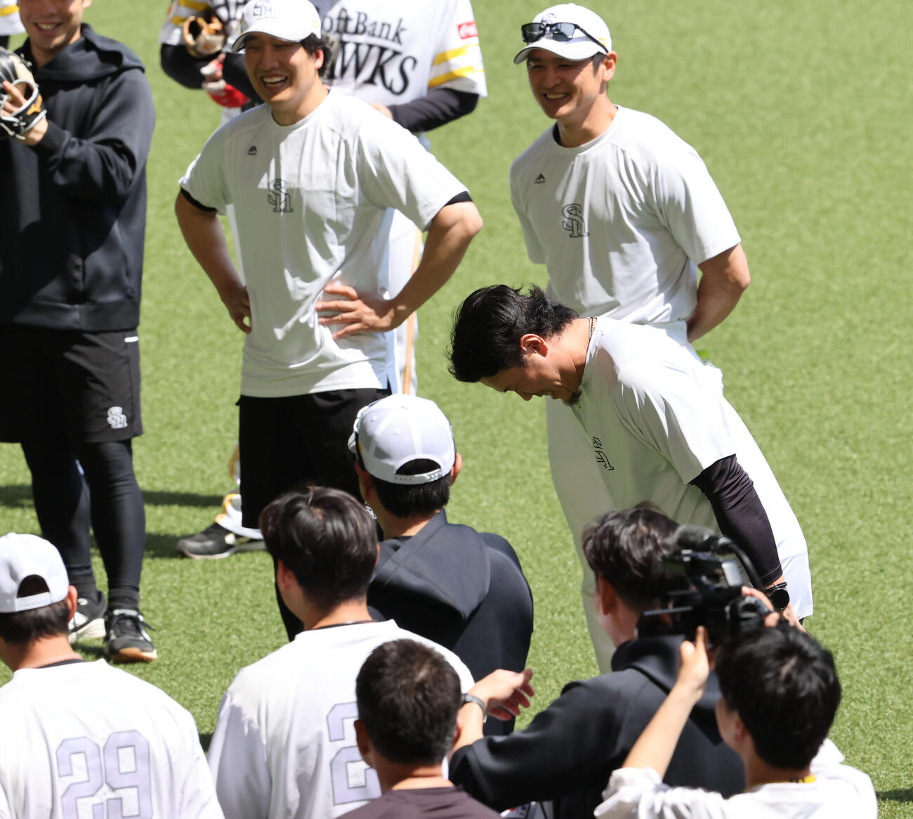 同じ元DeNAだった上茶谷大河が移籍してきた山本祐大を紹介、チームは笑いに包まれた　（撮影・梅根麻紀）