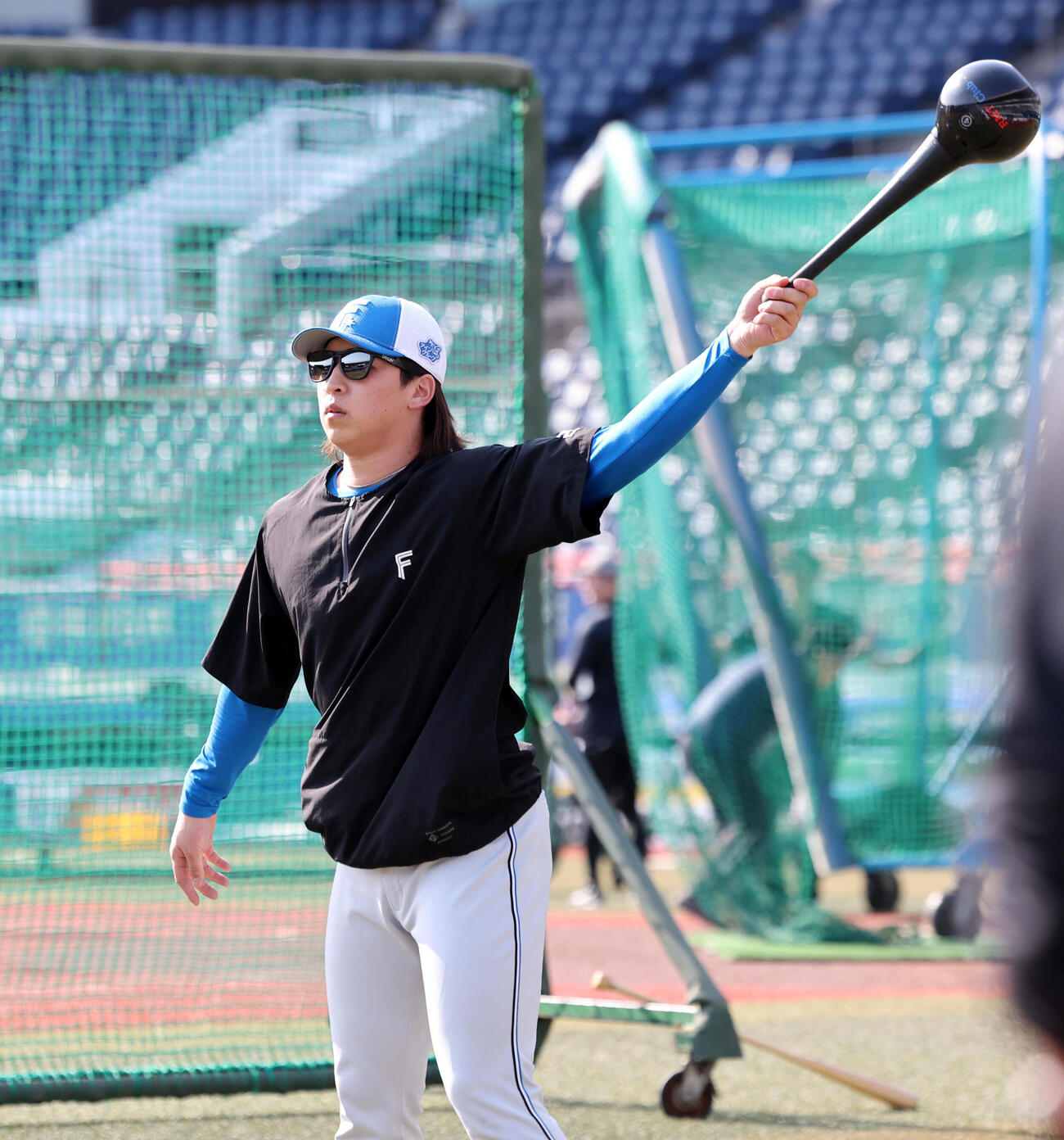 ロッテ対日本ハム　こん棒型の道具を使って型回しする日本ハム細野晴希（撮影・浅見桂子）