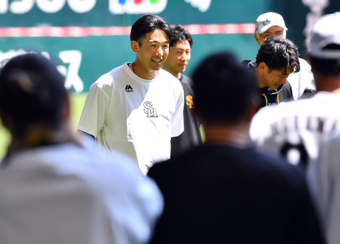 ソフトバンク対西武　試合前、DeNAからトレードで入団したソフトバンク山本祐大は円陣であいさつする（撮影・岩下翔太）