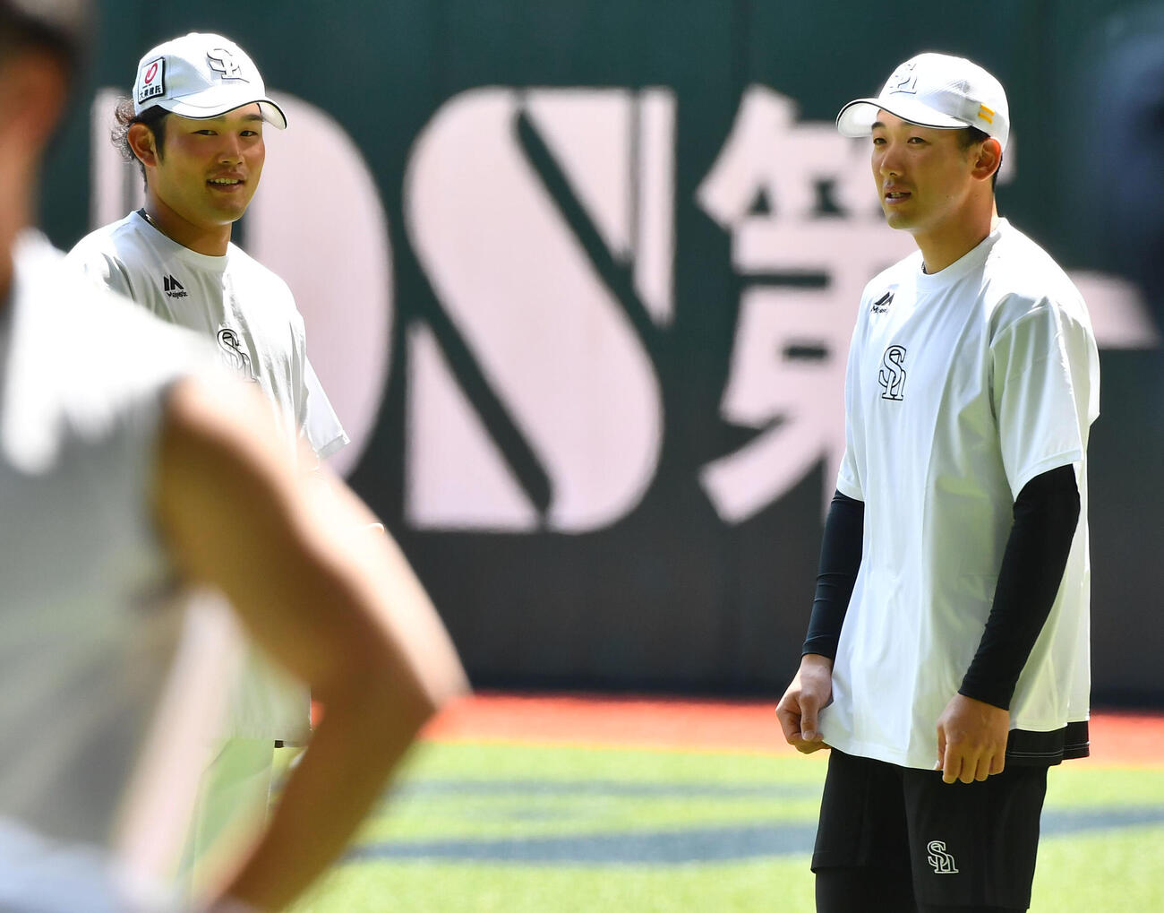 ソフトバンク対西武　試合前、トレードで入団したソフトバンク山本祐大（右）は山本恵大にあいさつする（撮影・岩下翔太）