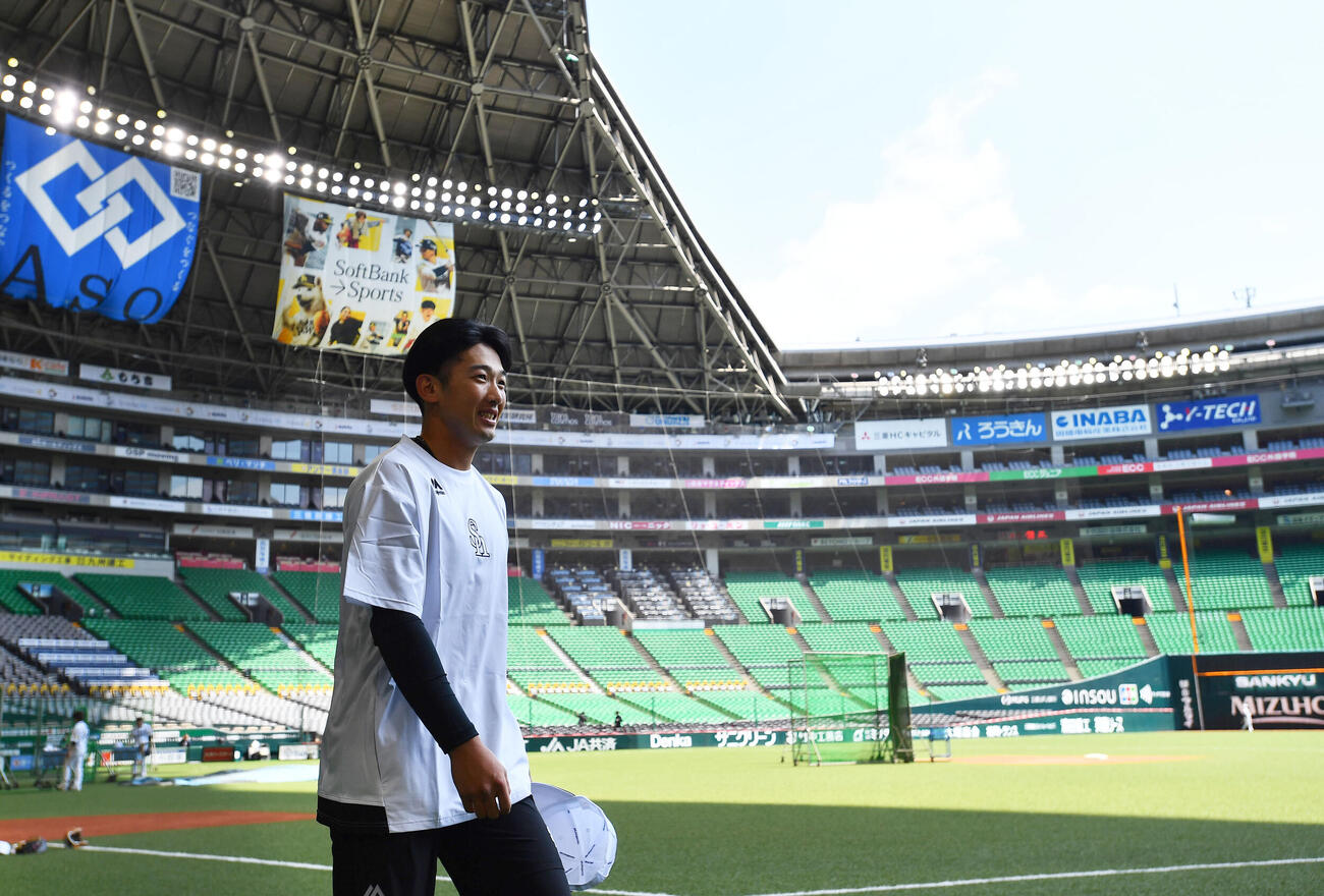 ソフトバンク対西武　試合前、トレードで入団したソフトバンク山本祐大はナインへのあいさつに向かう（撮影・岩下翔太）
