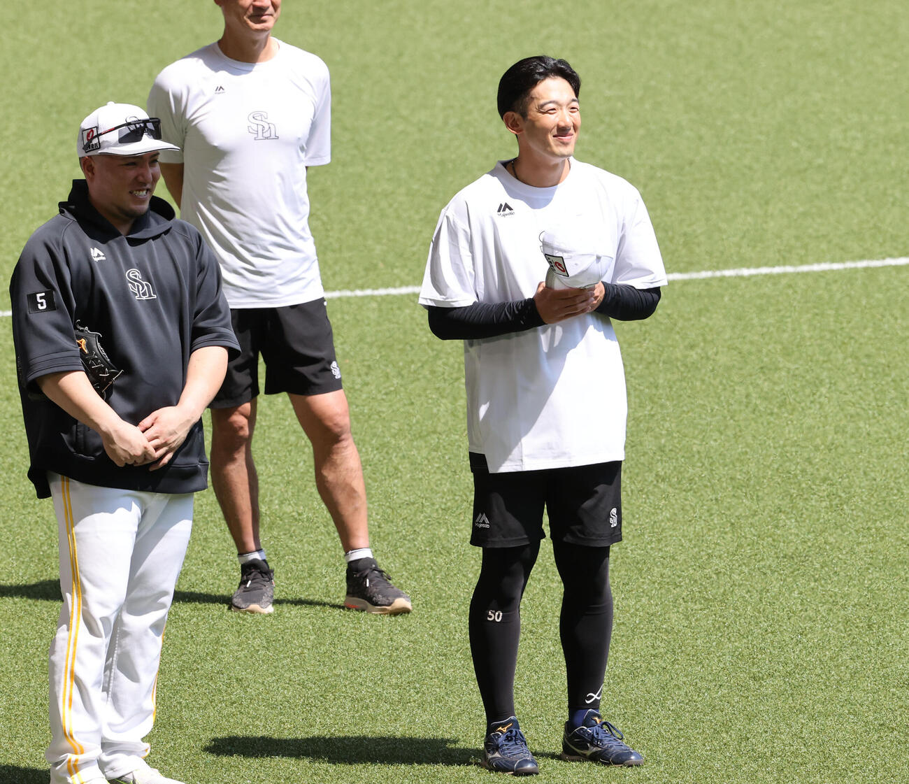 同じ元DeNAだった上茶谷大河が移籍してきた山本祐大を紹介、チームは笑いに包まれた　（撮影・梅根麻紀）