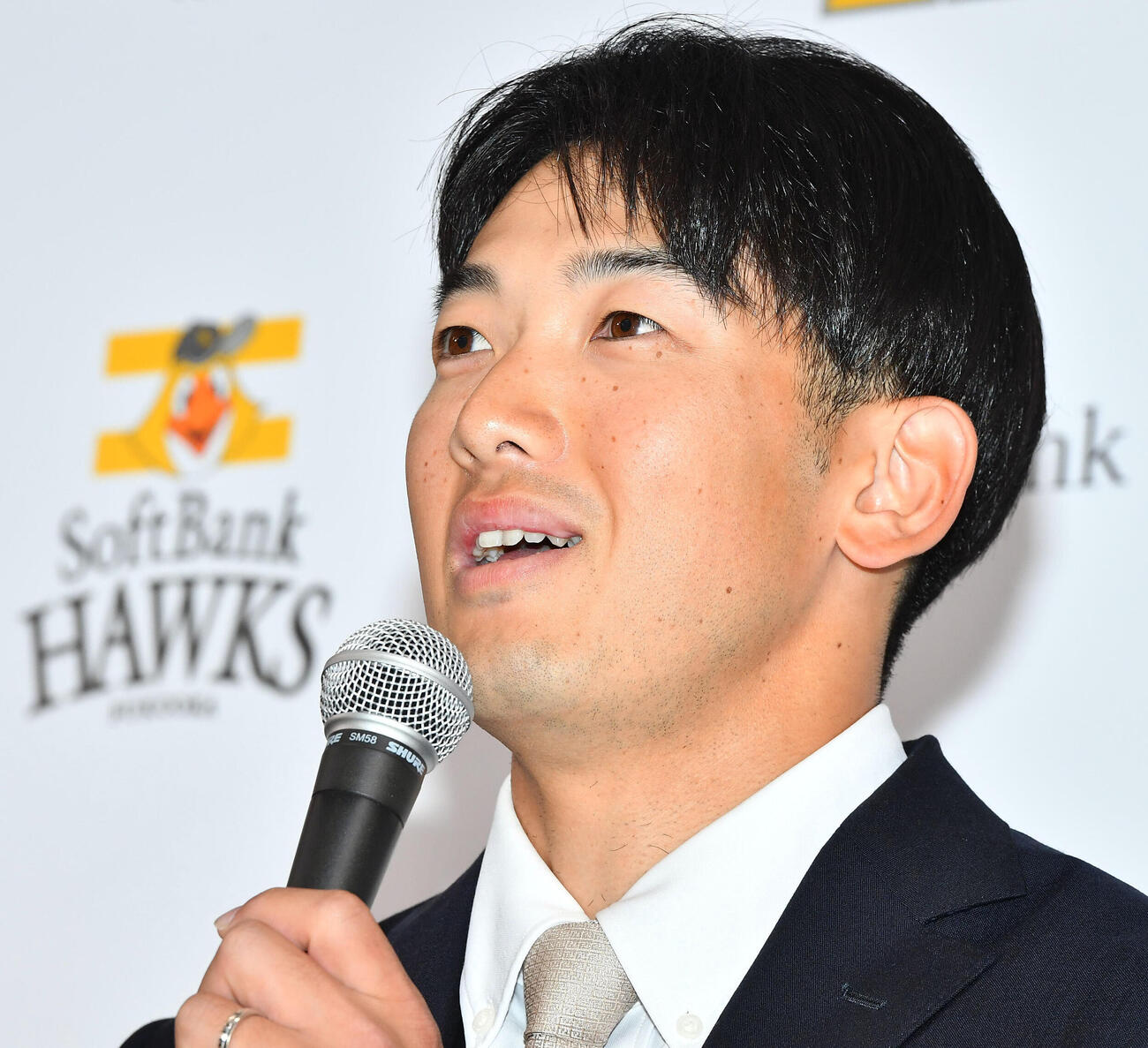 DeNAからトレードで入団し、会見を行うソフトバンク山本祐大（撮影・岩下翔太）