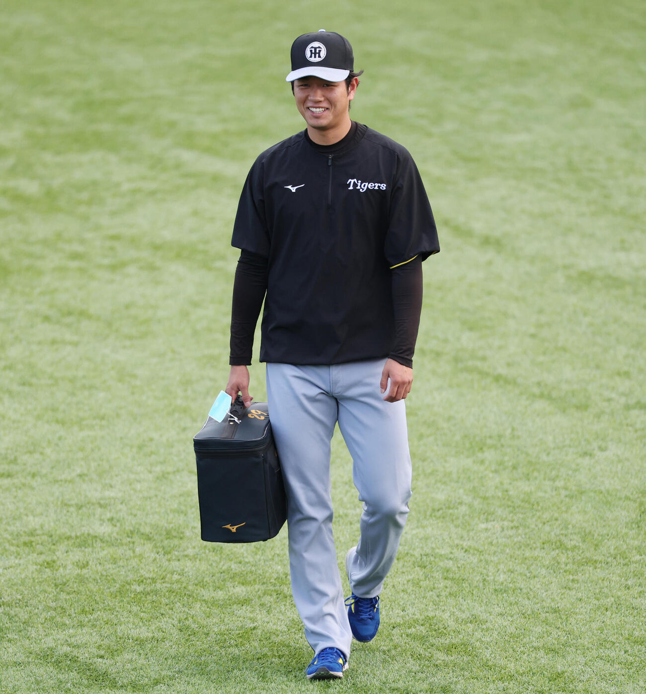 ヤクルト対阪神　試合前練習で笑顔を見せる阪神高橋遥人（撮影・宮地輝）