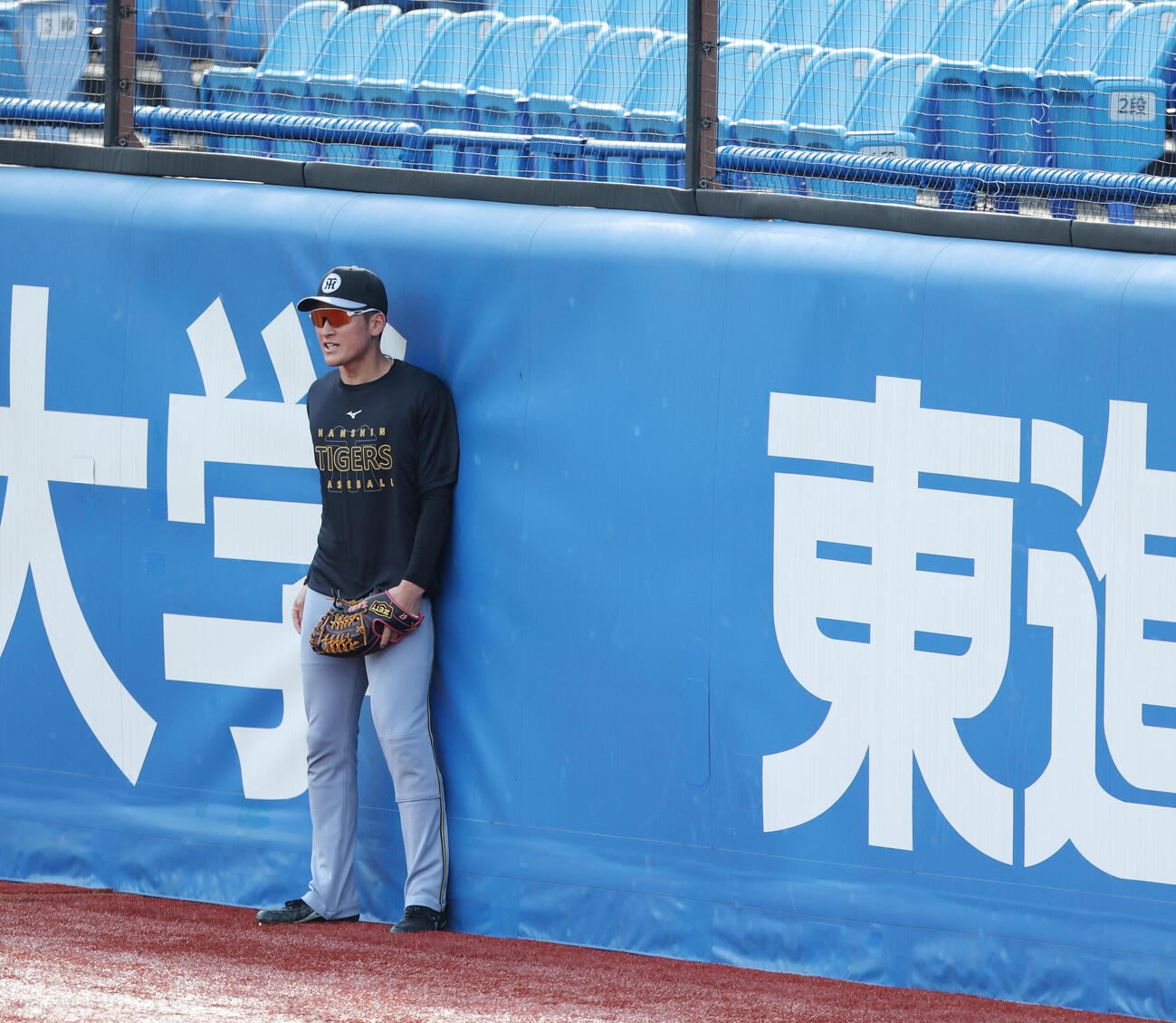 ヤクルト対阪神　試合前練習に臨む阪神高寺望夢（撮影・宮地輝）