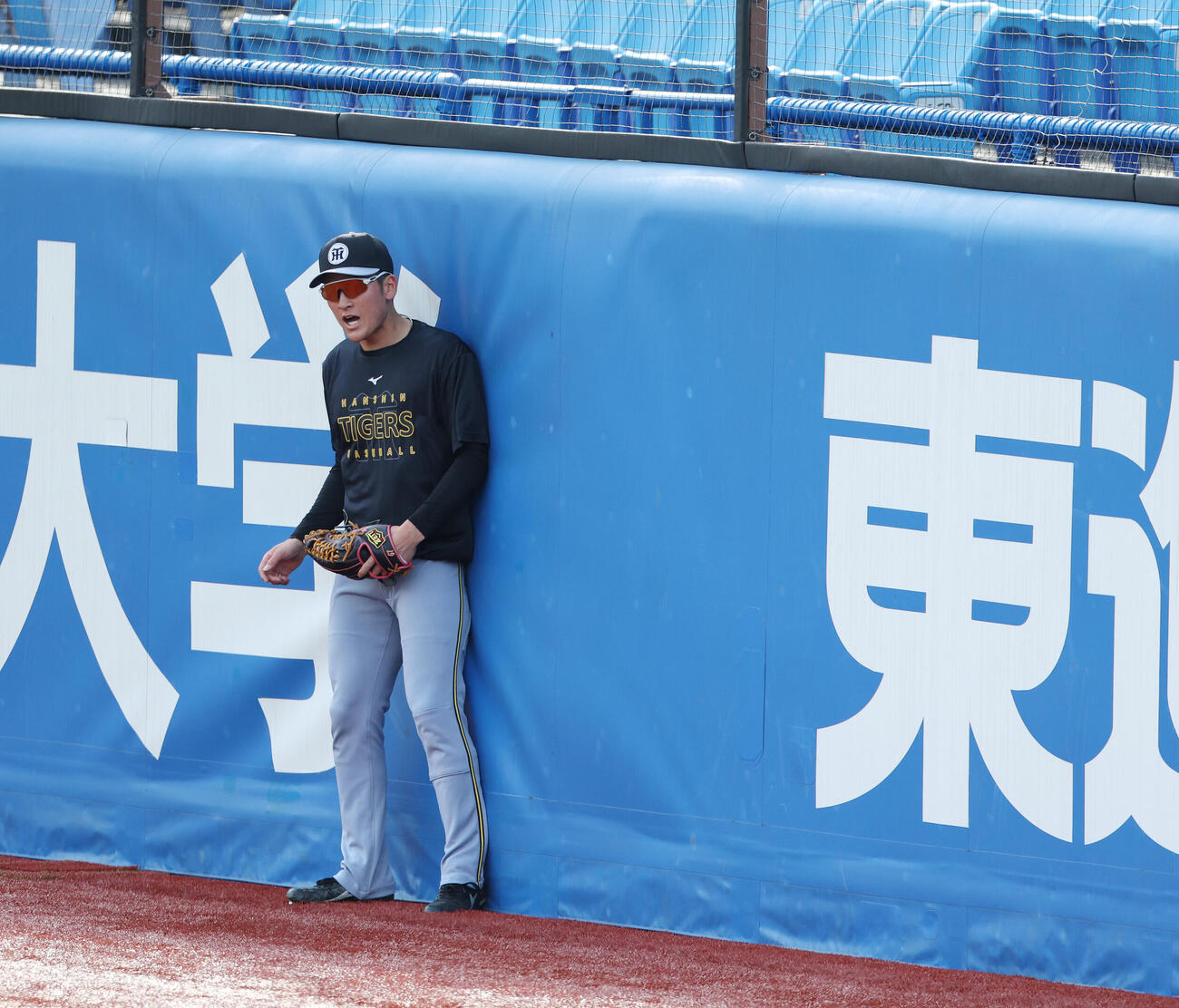 ヤクルト対阪神　試合前練習に臨む阪神高寺望夢（撮影・宮地輝）