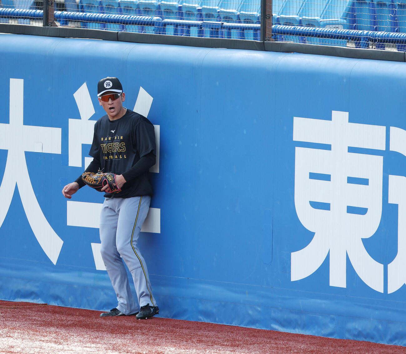 ヤクルト対阪神　試合前練習に臨む阪神高寺望夢（撮影・宮地輝）