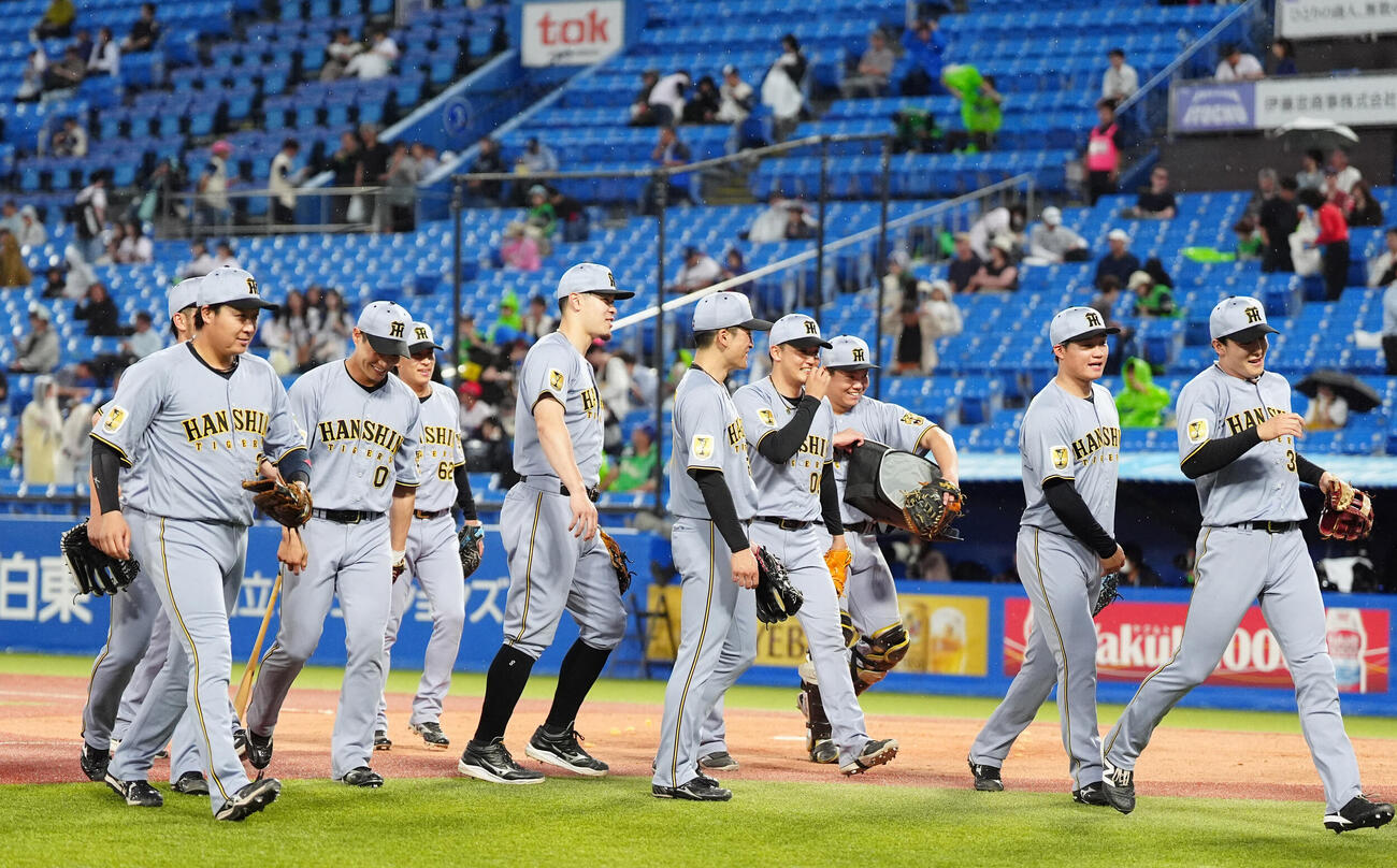 ヤクルト対阪神　試合前のシートノックが終わりベンチに引き揚げる阪神の選手たち（撮影・清水貴仁）