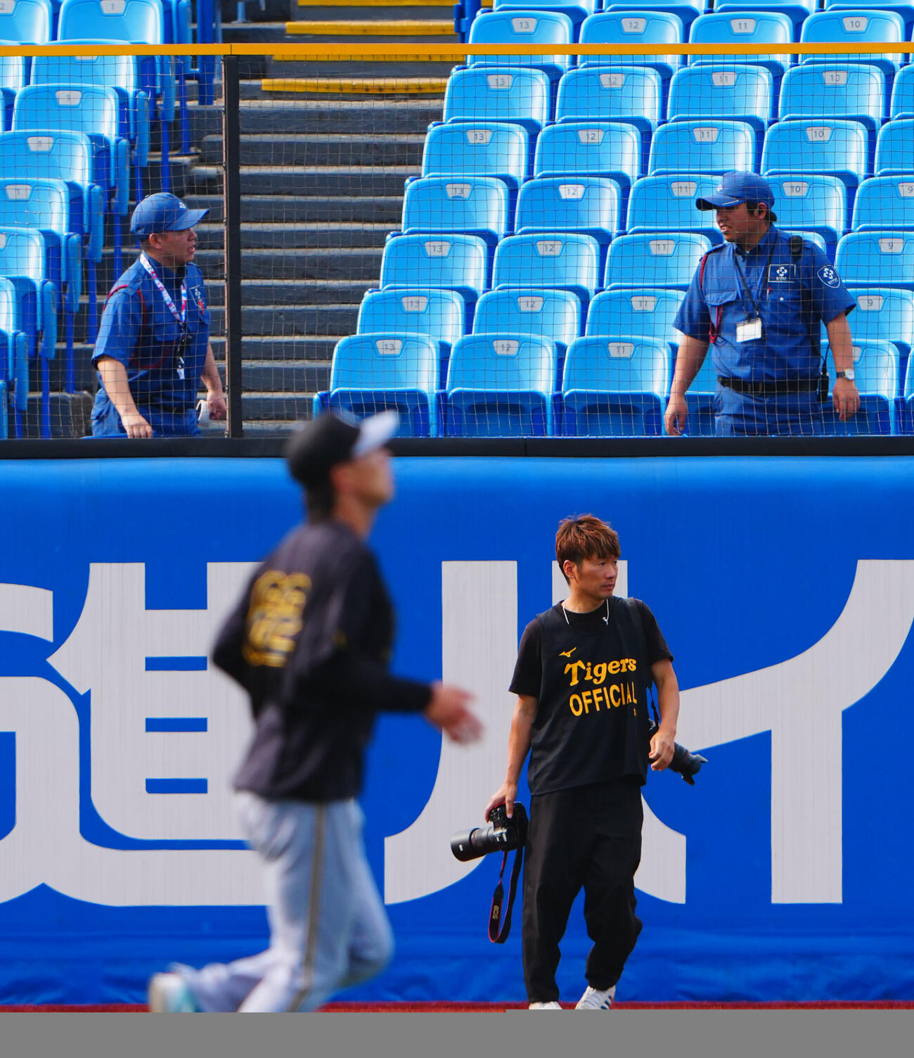 ヤクルト対阪神　試合前練習中、左中間付近の外野ネット付近を確認するスタッフ（撮影・垰建太）