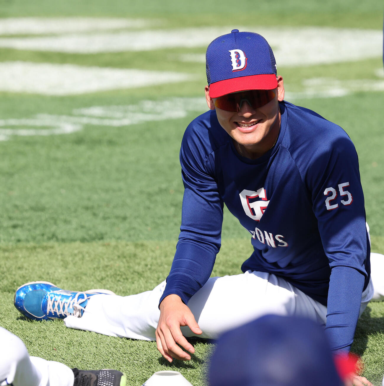 DeNA対中日　試合前、笑顔でストレッチする石川昂弥（撮影・水谷安孝）