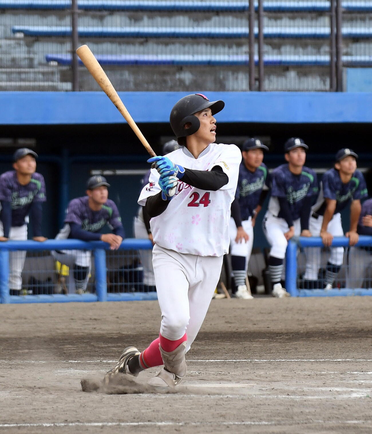 静岡産大対日大国際関係　9回裏日大国際関係1死一、三塁、決勝の右犠飛を放つ高橋（撮影・前田和哉）