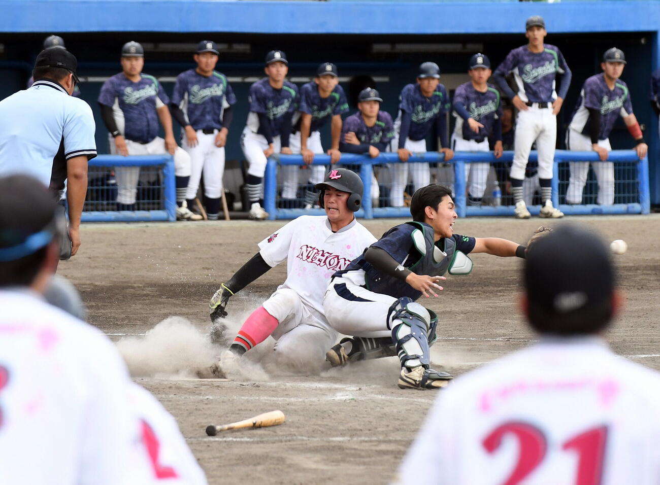 静岡産大対日大国際関係　9回裏日大国際関係1死一、三塁、高橋の右犠飛で生還する土橋（中央左）